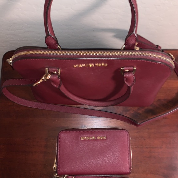 MICHAEL KORS GORGEOUS CROSSBODY HANDBAG WITH MATCHING WRISTLET - Picture 4 of 16